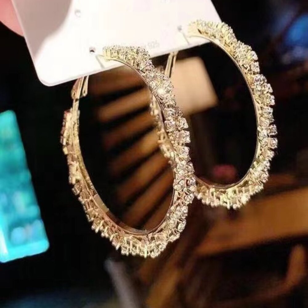 🌷New🌷Fashionable Hoop Earrings with Full Rhinestone Twist Details
